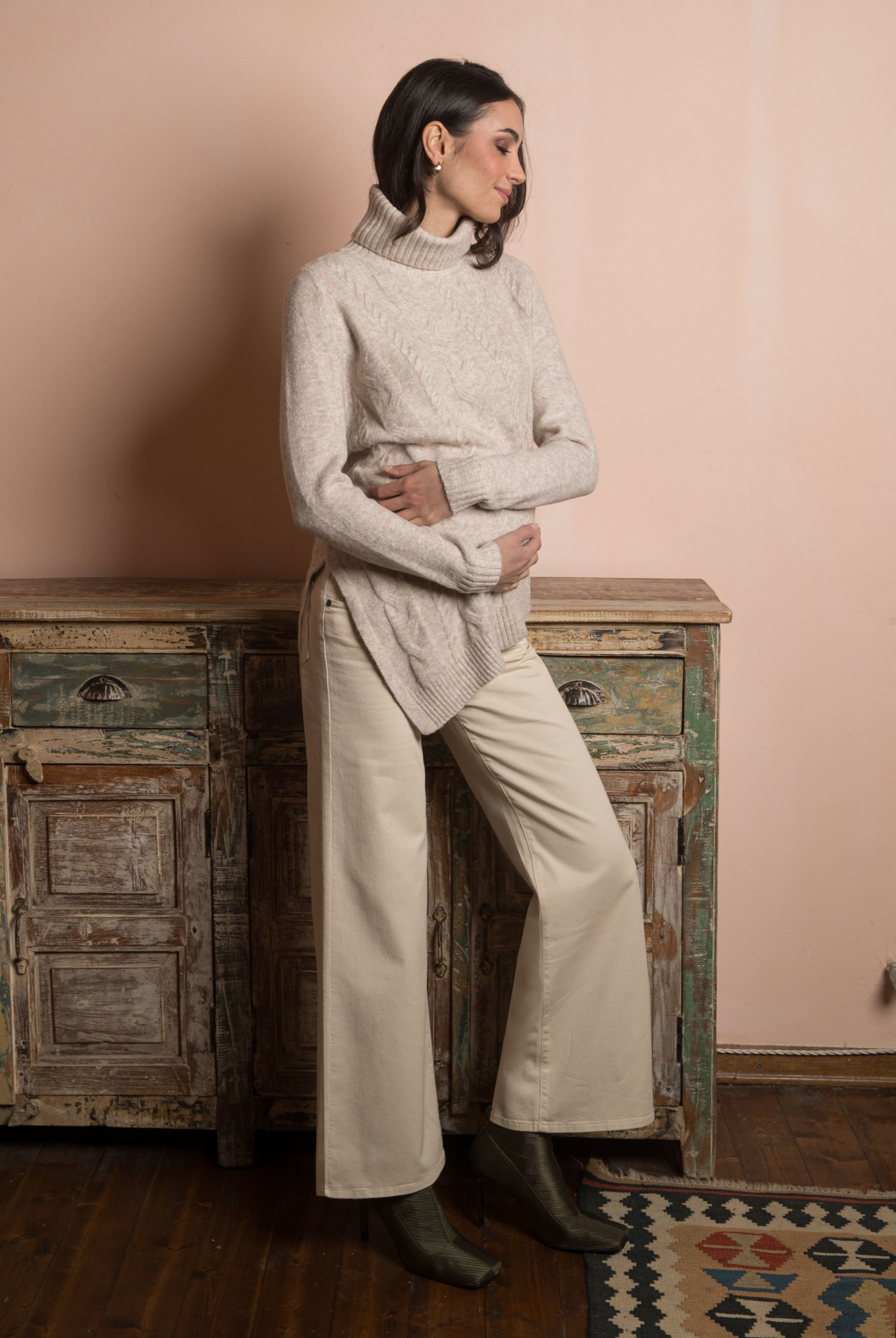 ANDREA – Maglioncino Premaman Assimetrico con Collo Alto e Dettaglio a Trecce (Sabbia)