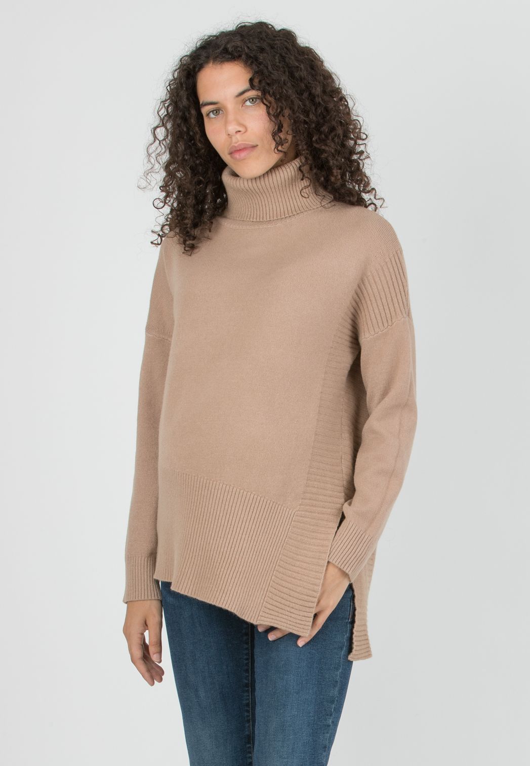 BRANDY - Maternity Wool Blend Sweater with Asymmetric Hem (Cammello)