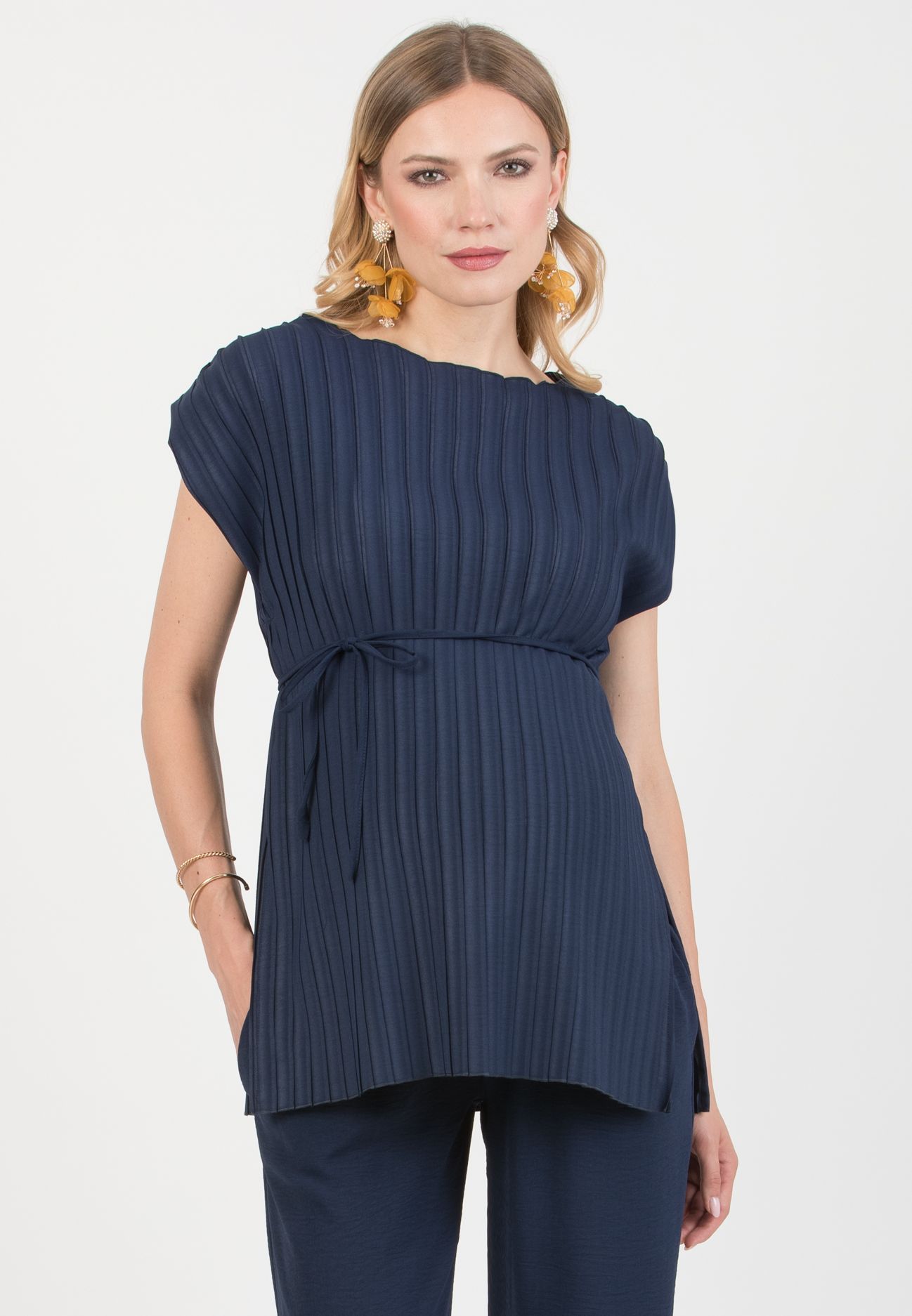 AURELIA M – Pleated Crepe Maternity Top with Boat Neckline and Belt (Blu)