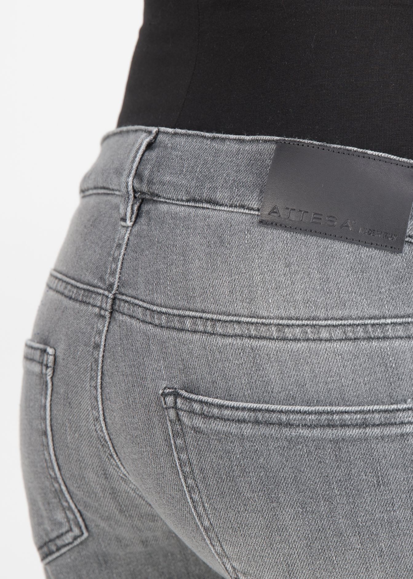 DEMI - Cropped Mom Fit Maternity Jeans in Heavy Denim (Grigio Chiaro)