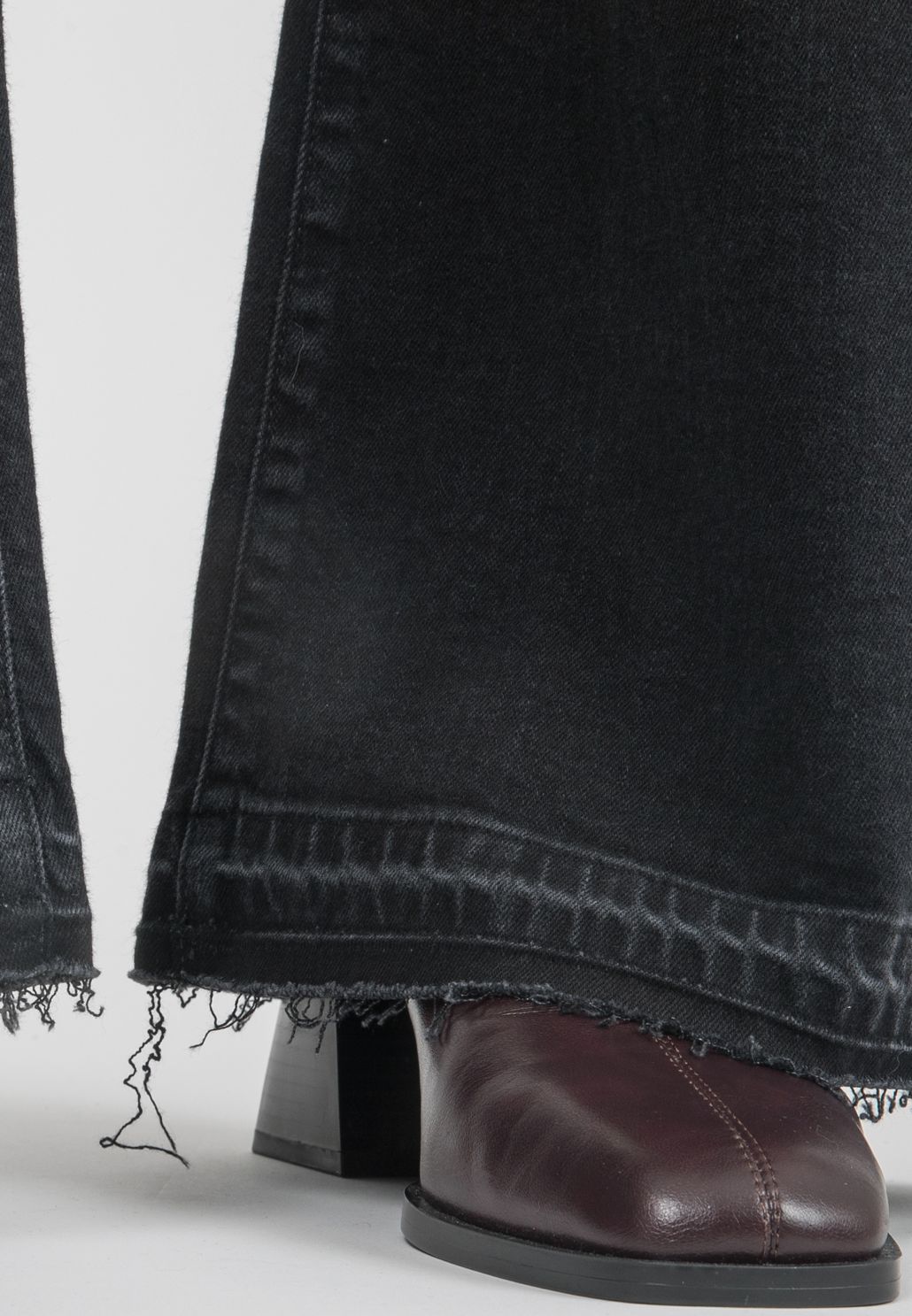 NOAH - Wide Leg Maternity Jeans in Black Denim with Fringed Hem (Nero)