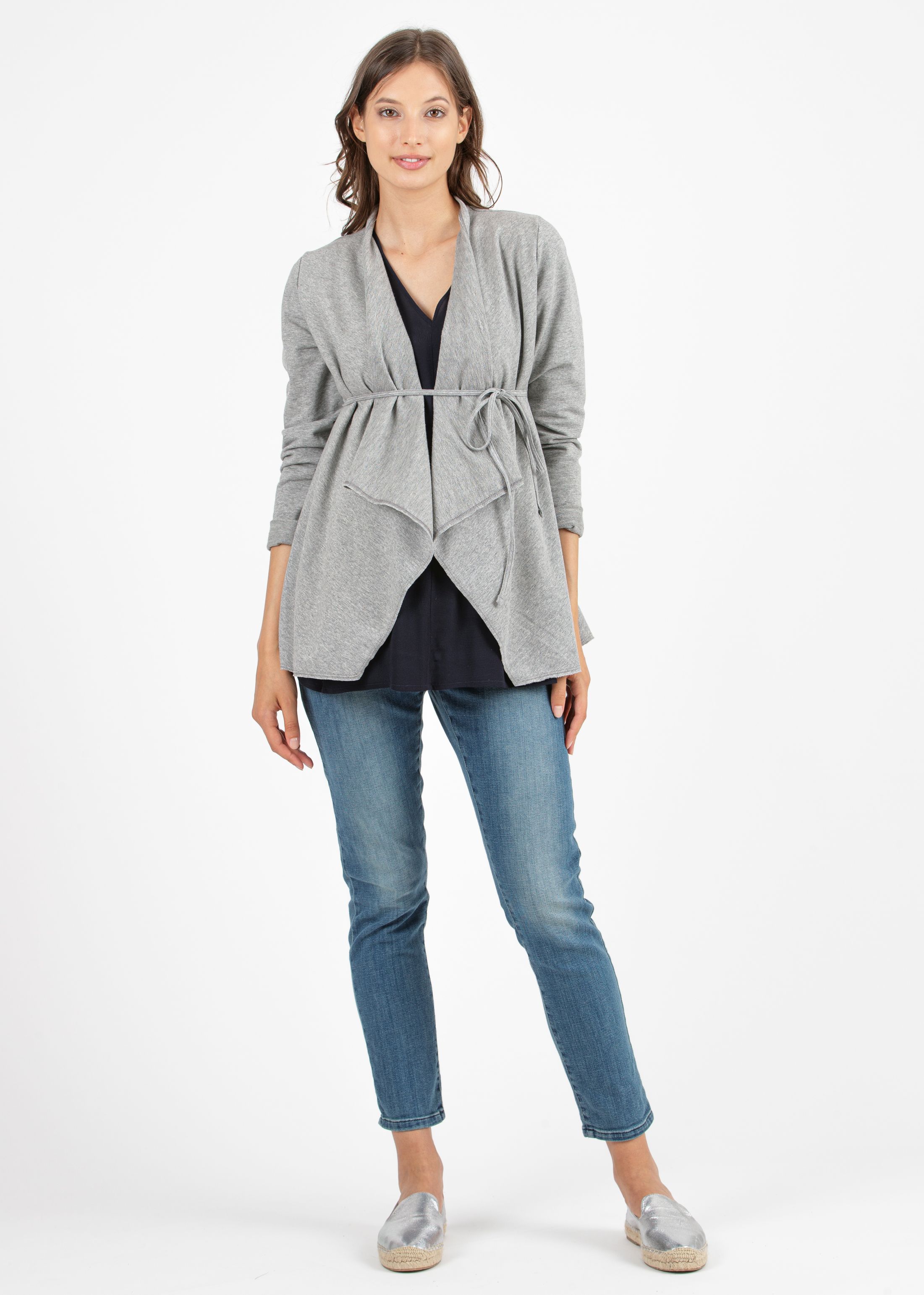 DEMI - Cropped Mom Fit Maternity Jeans in Heavy Denim (Blu)