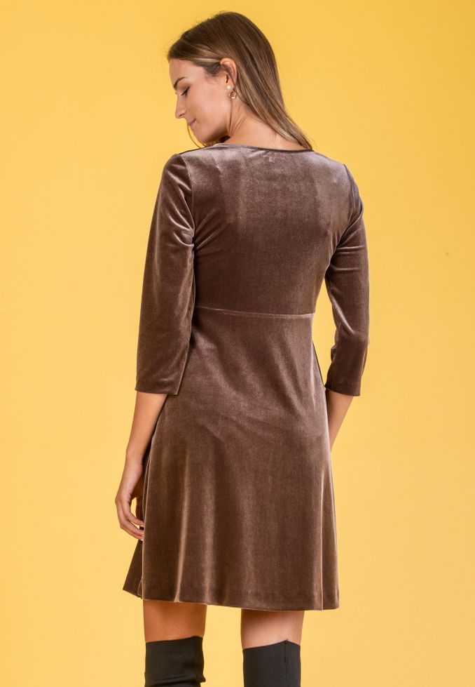 CAROLINE – Maternity Velvet Dress with Front Knot Detail (Caramello)